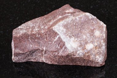 Doğal mineral - Ural Dağları üzerinden siyah granit kayaya Ametist kristalizasyon makro çekim