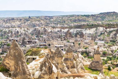 Türkiye'ye - bahar Kapadokya Göreme şehrin görünümünün üzerinde seyahat