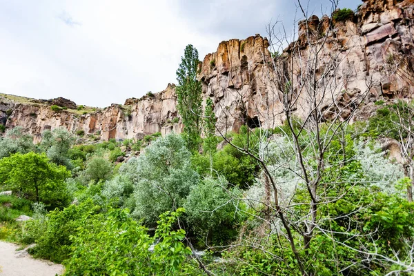 トルコに 春にカッパドキアのウフララ渓谷のアクサライ県の Melendiz ストリームに沿ってパス — ストック写真