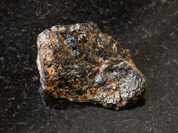 自然の岩石試料 ハバロフスク地方 ロシアの Pravourmiyskoe 鉱床産黒御影石背景に錫石 原石のマクロ撮影 — ストック写真