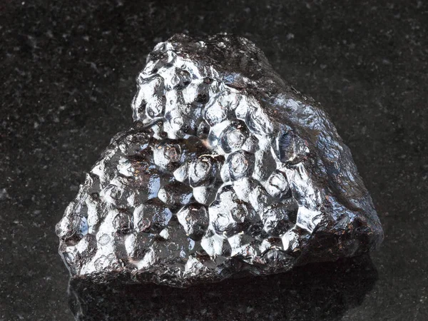 Makroaufnahme Von Natürlichen Gesteinsproben Roher Hämatit Nierenerz Stein Auf Schwarzem — Stockfoto