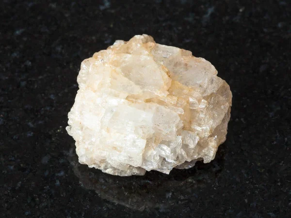 Makro Fotografering Naturliga Mineral Grov Topaz Sten Svart Granit Från — Stockfoto