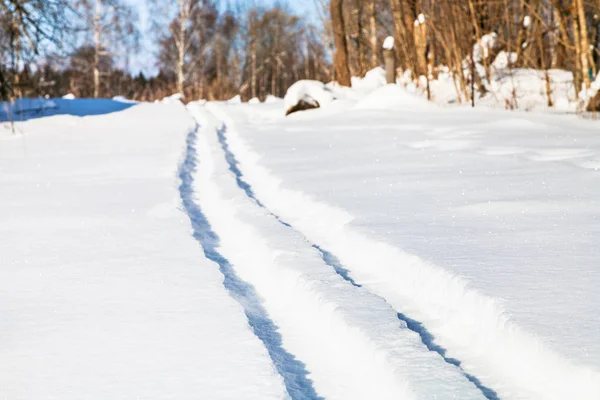 滑雪轨道到森林在雪场在阳光明媚的冬天天在俄罗斯斯摩棱斯克地区 — 图库照片