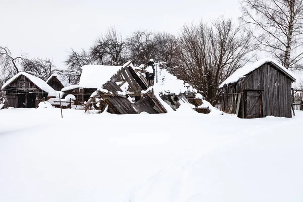 Viejo Patio Cubierto Nieve Abandonado Típico Pueblo Ruso Día Invierno — Foto de Stock