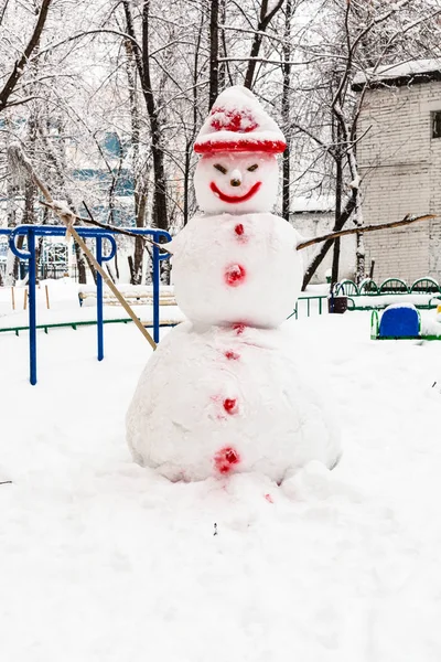 Muñeco Nieve Patio Urbano Público Distrito Residencial Ciudad Moscú Día —  Fotos de Stock