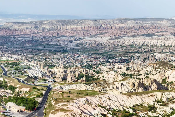 Türkiye - road dağ Vadisi Kapadokya bahar Nevşehir ilindeki seyahat
