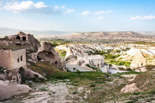 Podróż Turcji Rock Rzeźbione Domów Uchisar Village Kapadocji Wiosną — Zdjęcie stockowe