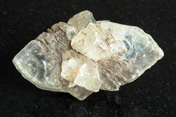 Macroripresa Minerali Naturali Cristalli Fluorite Grezzi Verdastri Granito Nero Delle — Foto Stock