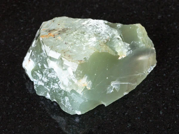 Doğal Mineral Kristal Prase Yeşil Kuvars Taş Siyah Granit Ural — Stok fotoğraf