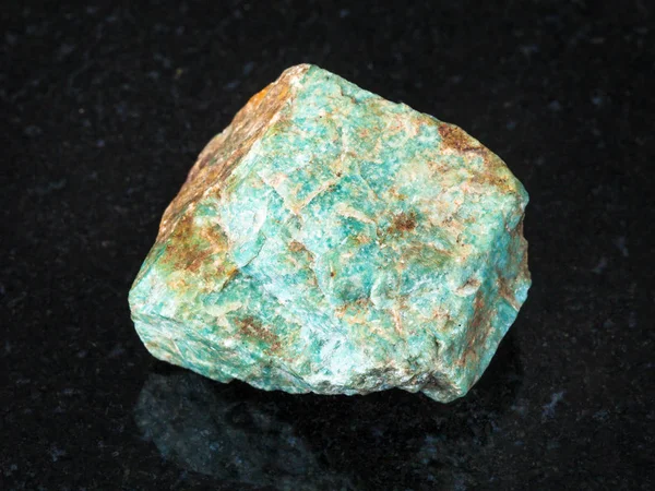 Macro Disparo Mineral Natural Piedra Amazonita Cruda Sobre Granito Negro — Foto de Stock