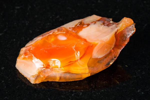 Doğal mineral - ham asil opal ve yangın opal gemstone siyah granit Ural Dağları üzerinde makro çekim