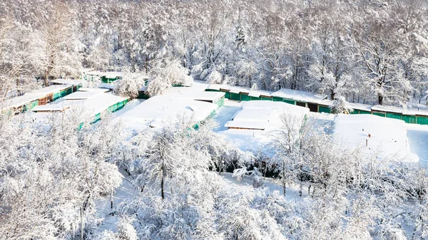 ビューの上雪に覆われたガレージ都市モスクワ市 Timiryazevsky 公園とリンゴ園間晴れた冬の日 — ストック写真