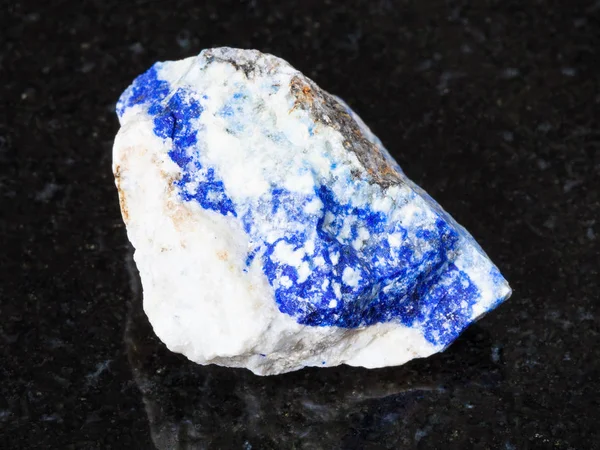 Doğal mineral - kaba Lazurite (Lapis Lazuli) değerli taş siyah granit Ural Dağları üzerinde makro çekim