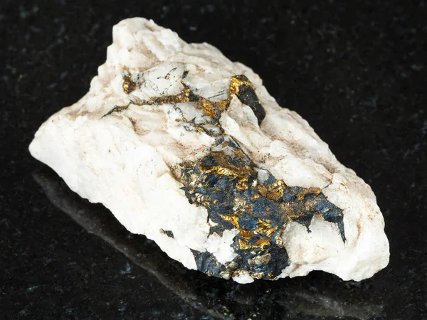 Makroaufnahme Natürlicher Mineralien Raue Chalkopyrit Kristalle Quarzgestein Auf Schwarzem Granit — Stockfoto