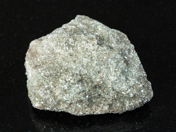 Makroschießen Von Natürlichem Mineral Raues Moskowitisches Greisengestein Auf Schwarzem Granit — Stockfoto