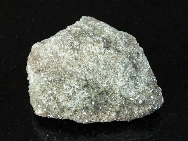 Doğal mineral - kaba Moskof greisen Ural Dağları üzerinden siyah granit kayaya makro çekim
