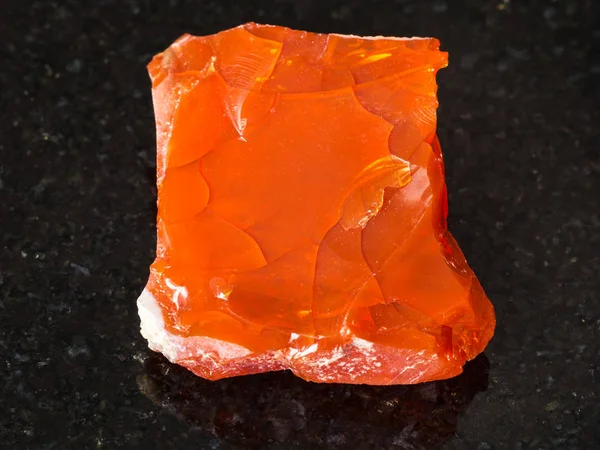 Doğal Mineral Ham Yangın Opal Gemstone Siyah Granit Ural Dağları — Stok fotoğraf