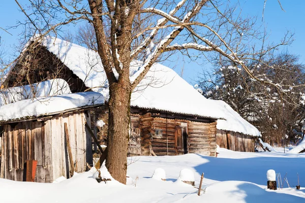 Eski Terk Edilmiş Tipik Rus Kırsal Evde Güneşli Kış Günü — Stok fotoğraf
