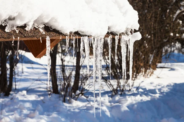 Eiszapfen Beleuchtet Von Der Sonne Rand Des Daches Der Holzhütte — Stockfoto