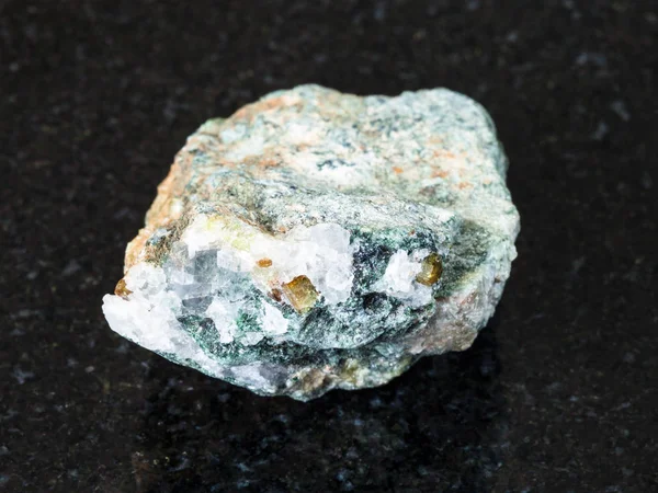 Macroripresa Minerali Naturali Cristalli Crisoberilici Roccia Grezza Berillo Granito Nero — Foto Stock