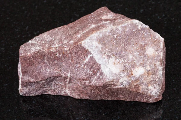 Makroaufnahme Von Natürlichem Mineral Amethyst Kristallisation Auf Gestein Auf Schwarzem — Stockfoto