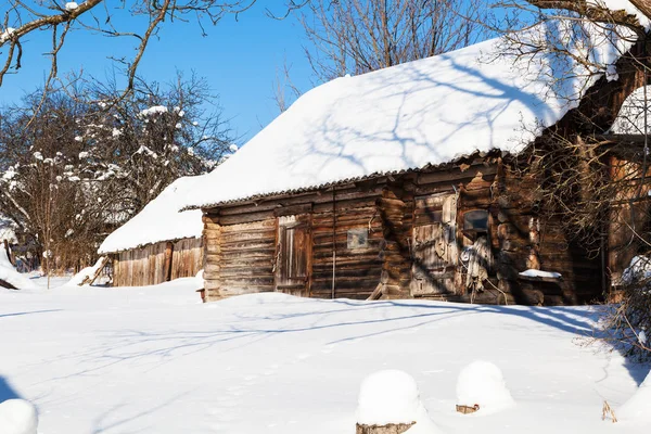Opuštěné Dřevěné Ruský Venkovský Dům Slunný Zimní Den Malé Vesničce — Stock fotografie
