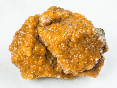 Doğal mineral - örnek zeolit taş Rudniy, Kazakistan Beyaz mermer üzerinde makro çekim