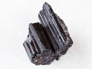 doğal kaya örnek - sert kristal beyaz mermer zemin üzerine Siyah Tourmaline (Schorl) taş makro çekim