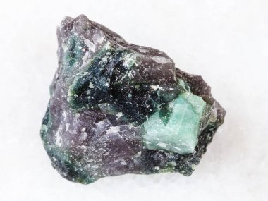 Doğal taş örnek - Beryl taş kaya beyaz mermer zemin üzerinde ham kristal makro çekim