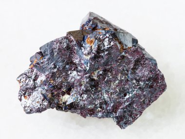 doğal kaya örnek - kaba Cuprite taş Rubtsovskoye mevduat Altay Kray, Rusya üzerinden beyaz mermer zemin üzerinde makro çekim