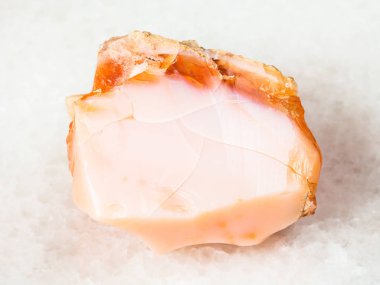 Doğal mineral - ham değerli opal ve Ural Dağları beyaz mermer yangın opal gem makro çekim