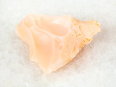 Doğal mineral - kaba asil opal gemstone Ural Dağları beyaz mermer üzerinde makro çekim