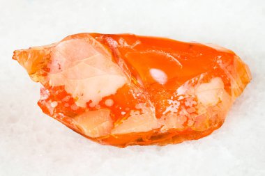Doğal mineral - ham asil opal ve yangın opal değerli taş Ural Dağları beyaz mermer üzerinde makro çekim