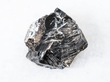 Doğal mineral - hematit kristal beyaz mermer üzerinden merkezi Ural Dağları üzerinde makro çekim