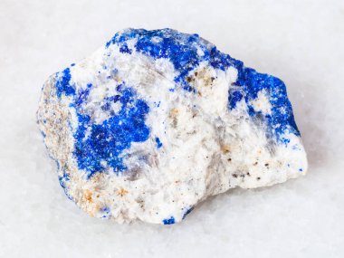 Doğal mineral - Ural Dağları beyaz mermer üzerinde kaba Lazurite (Lapis Lazuli) değerli taş makro çekim