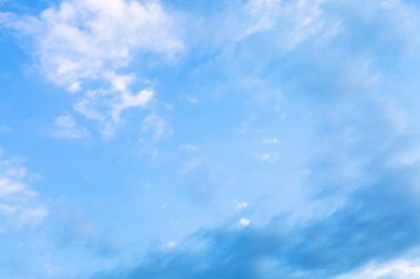 Rusya'nın Kuban bölgesinde yaz aylarında mavi akşam gökyüzünde beyaz ve gri bulutlar