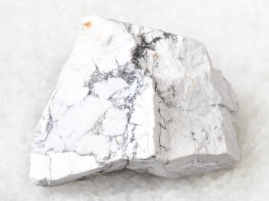 doğal kaya örnek - beyaz mermer zemin üzerine kaba Howlite taş makro çekim