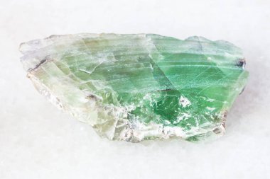 makro çekim doğal mineral - Yeşil Beryl gemstone Ural Dağları beyaz mermer üzerinde gelen levha