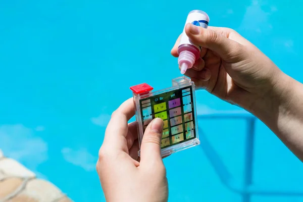 スイミング プールの水の酸性度を測るのための メーターに化学物質の添加 — ストック写真