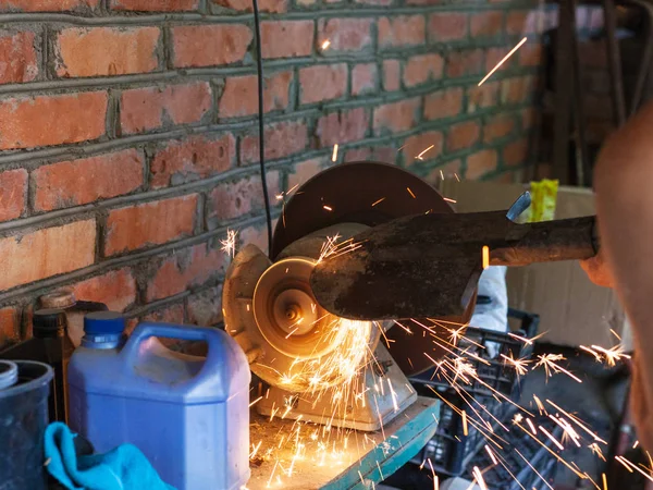 Farmář Zostří Lopatu Elektrické Brus Kůlně Venkově — Stock fotografie