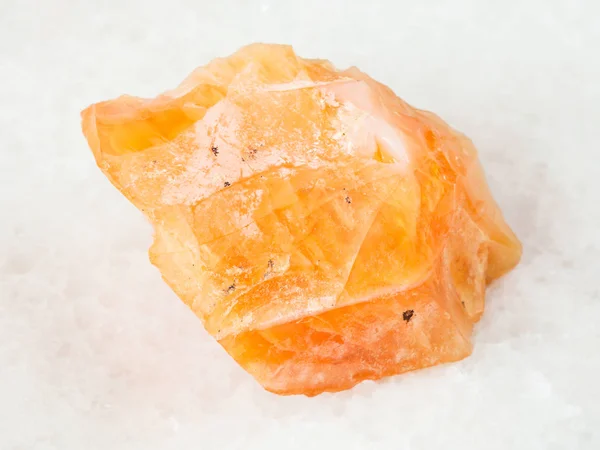 Doğal Mineral Ham Yangın Opal Gemstone Ural Dağları Beyaz Mermer — Stok fotoğraf