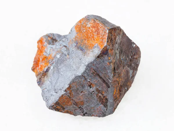 Makroaufnahmen Von Natürlichen Gesteinsproben Rohes Hämatiterz Auf Weißem Marmorhintergrund Aus — Stockfoto