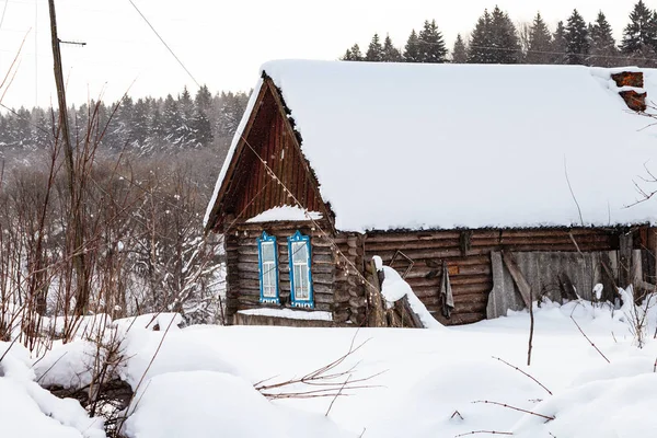 Vieja Casa Rural Típica Rusa Día Invierno Nublado Pequeño Pueblo — Foto de Stock