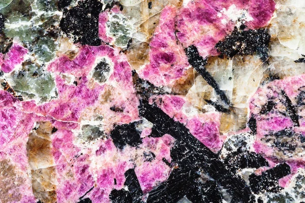 Полированный Фон Натурального Розового Эвдиалита Минерала Черными Кристаллами Эгирина Сиените — стоковое фото
