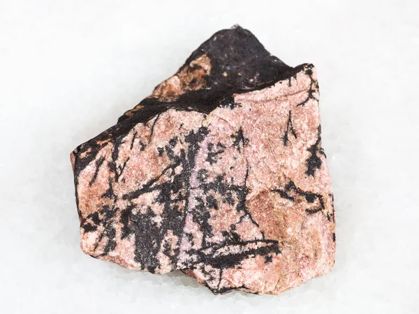 乌拉尔山白大理石天然矿物粗 Rhodonite 石的宏观拍摄 — 图库照片