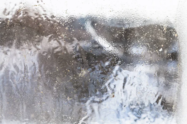 Unfokussierter Blick Auf Das Bauernhaus Durch Gefrorenes Fenster Bewölkten Wintertagen — Stockfoto