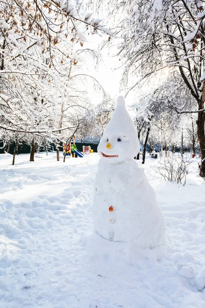 冬の日にモスクワ市内の公園で雪だるま — ストック写真