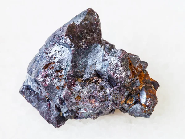 Makroaufnahmen Von Natürlichen Gesteinsproben Roher Kupferstein Auf Weißem Marmorhintergrund Aus — Stockfoto