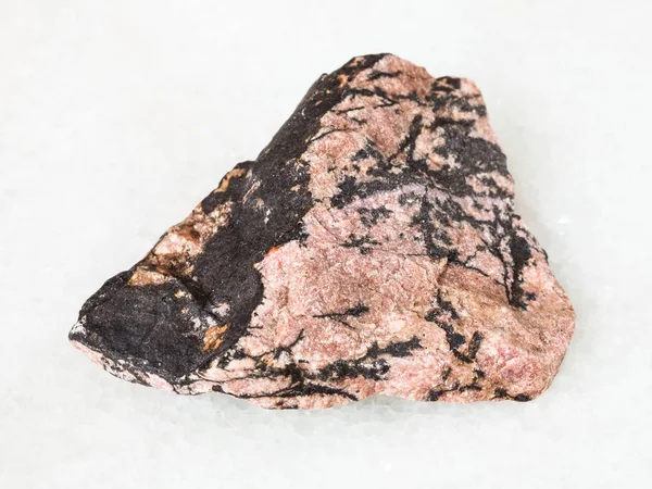 Makrofotografii Naturalne Mineralne Szorstki Rodonit Kamień Białym Marmurze Uralu — Zdjęcie stockowe
