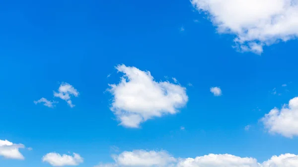 Soffice Nuvole Nel Cielo Blu Scuro Nella Soleggiata Giornata Estiva — Foto Stock